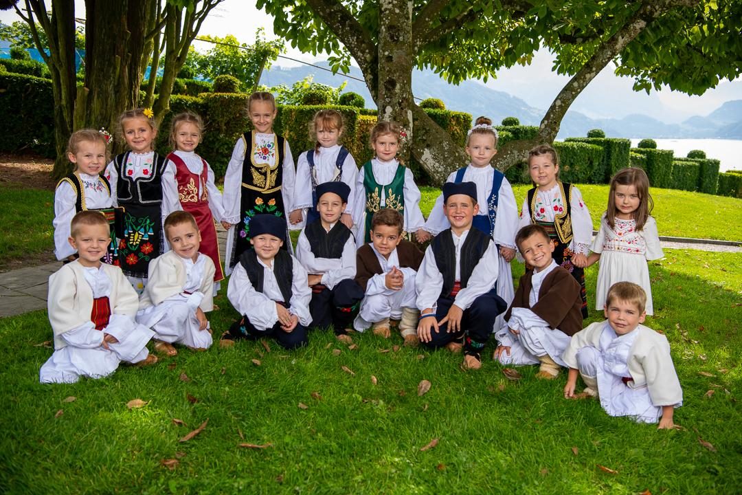 Die Teslići in serbischer Tracht auf einer Wiese am Vierwaldstättersee