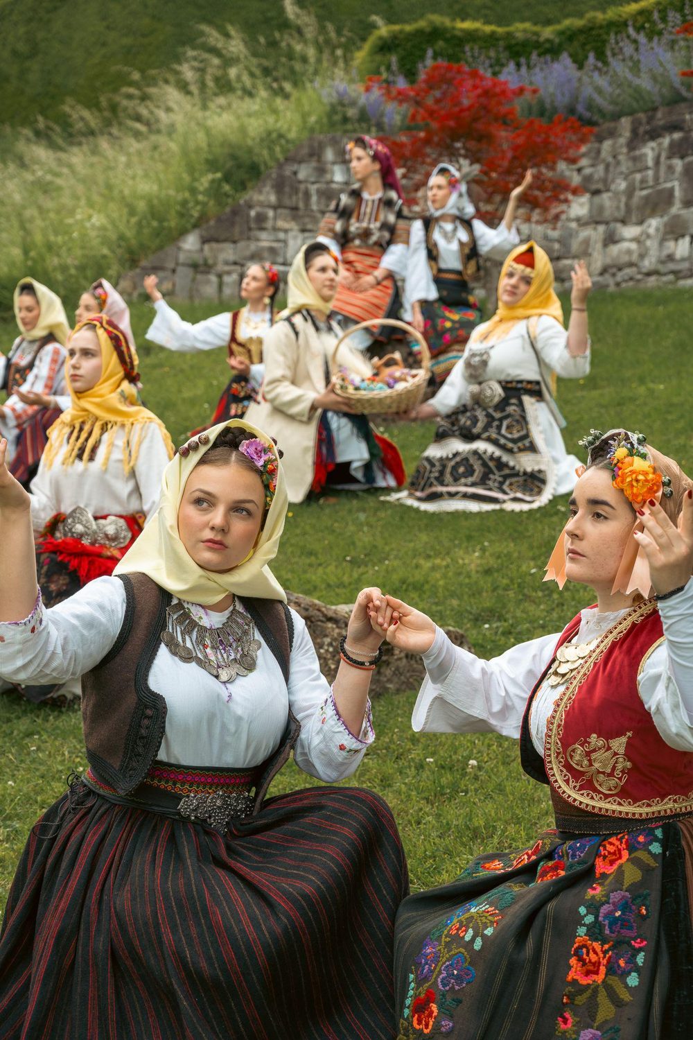Kinder des Dečji ansambl in Tracht