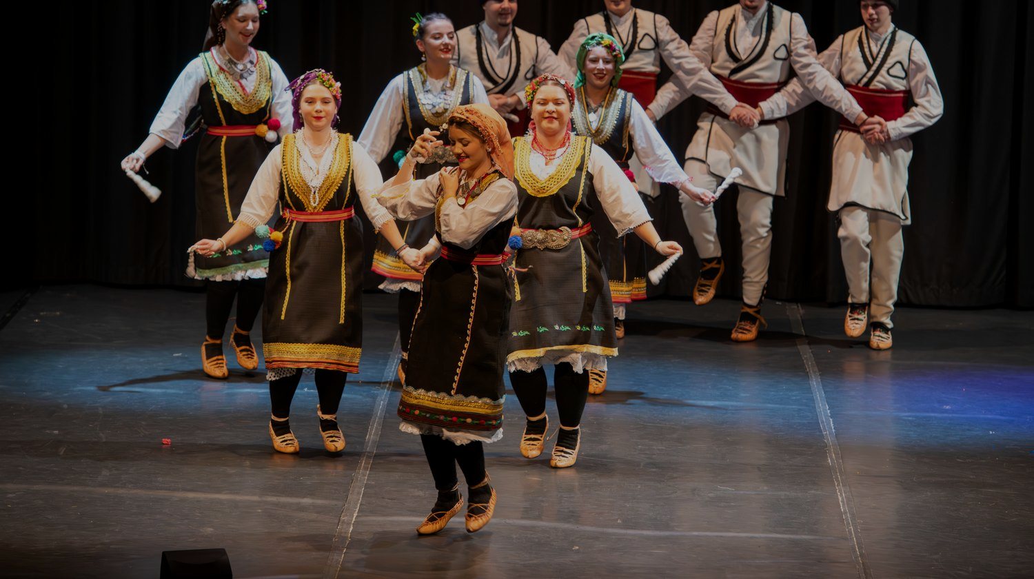 Tänzer von KUD Nikola Tesla in Tracht auf der Bühne